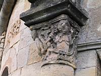 Saint-Julien-du-serre, Eglise, Chevet, Chapiteau, Monstre oiseau a bras et feuillage